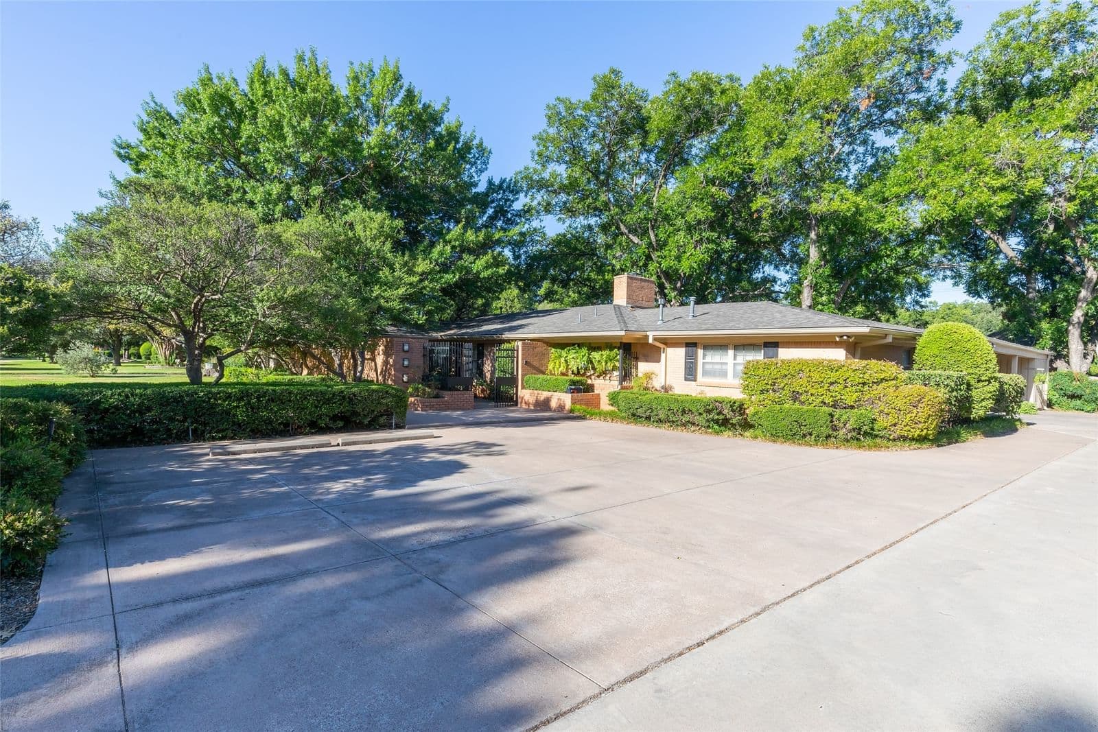 1410 Tanglewood Road - Photo
