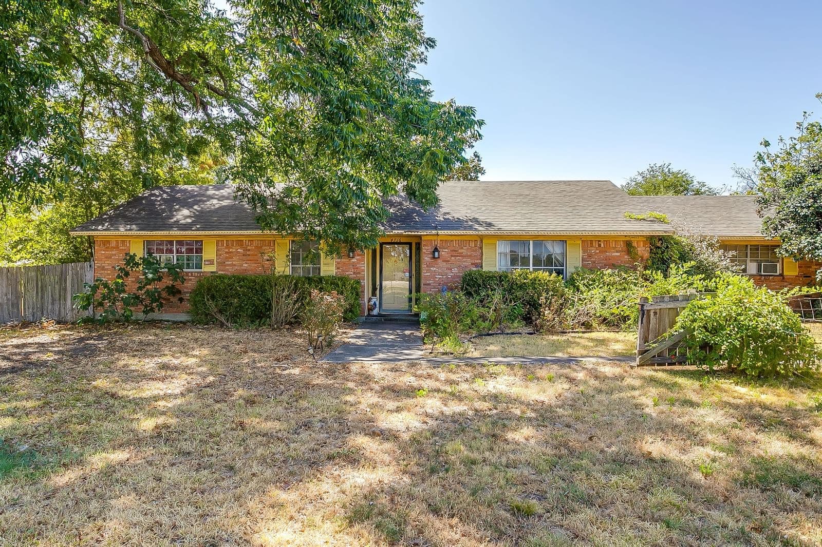 4716 E University Drive - Photo