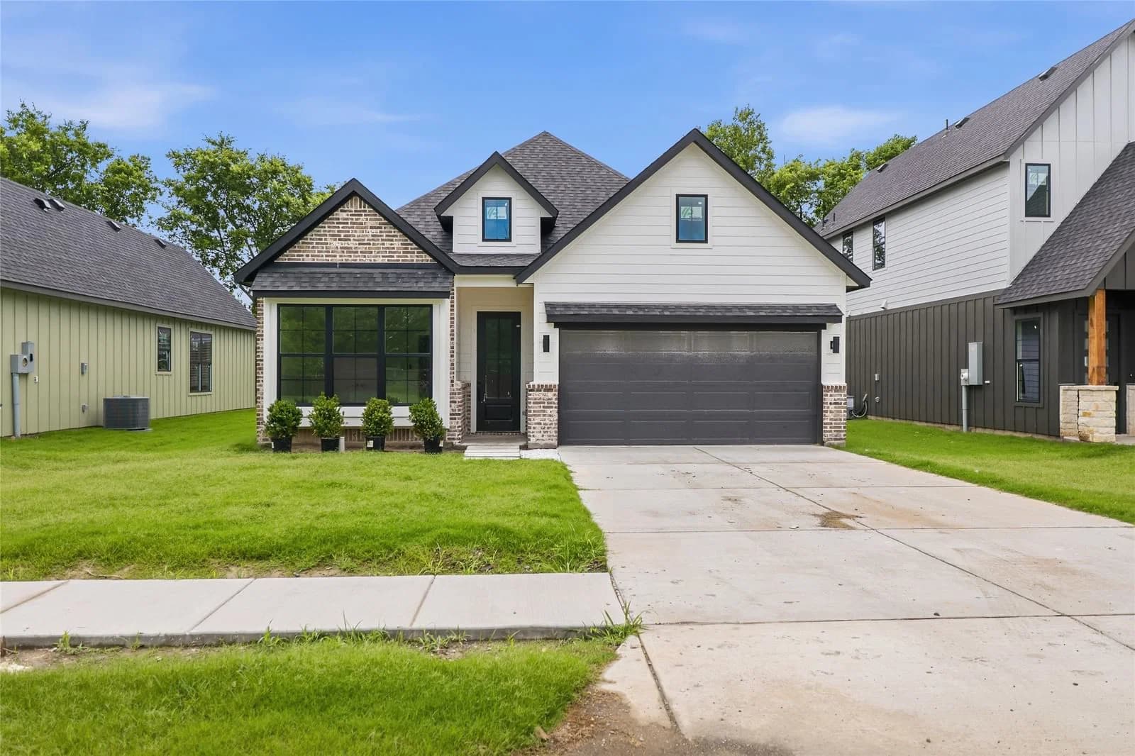 301 E Locust Street - Photo