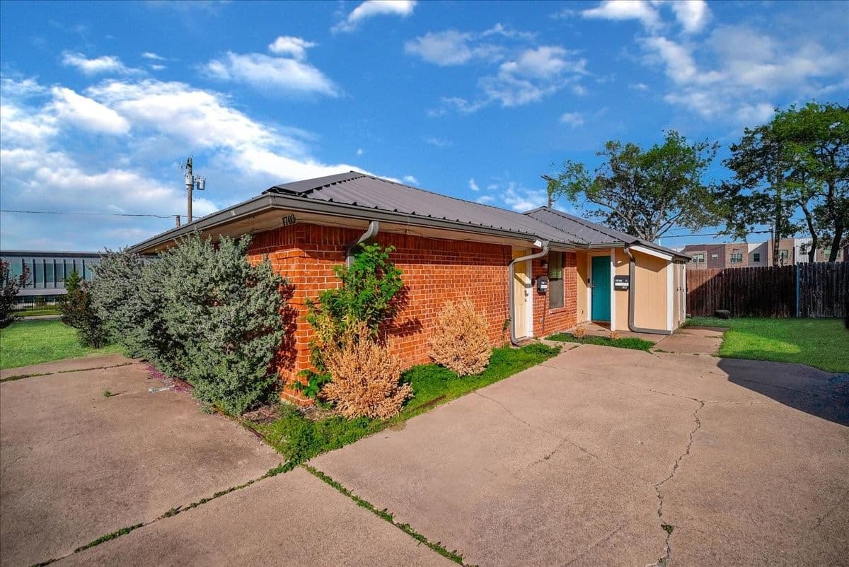 1703 May Street - Photo