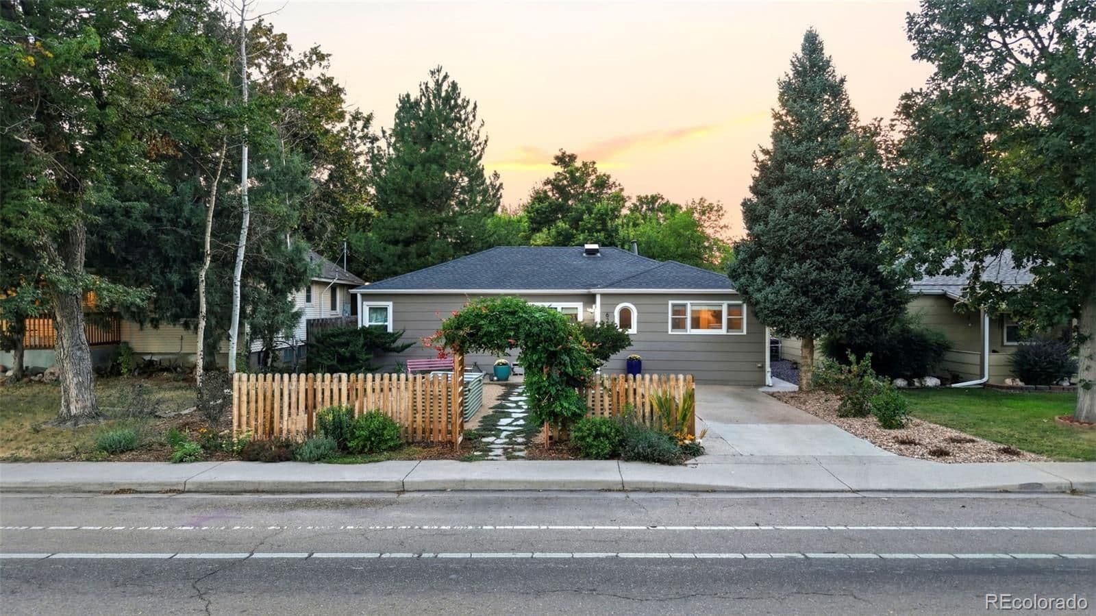 625 Martin Street - Photo