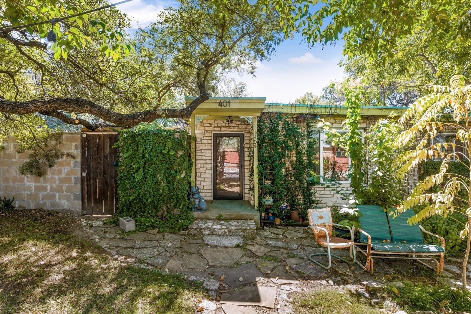 401 W Live Oak St - Photo